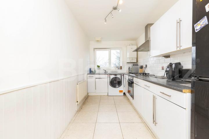 Luxury 2 bed within a modern devlopment,car park space & close to shops.  Montague Close, High Barnet